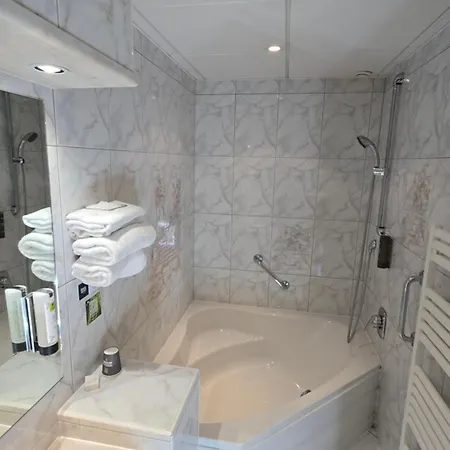 Logis & Restaurant Arcombelle 2*