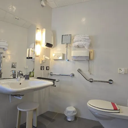 Logis & Restaurant Arcombelle مونتيني لو روا