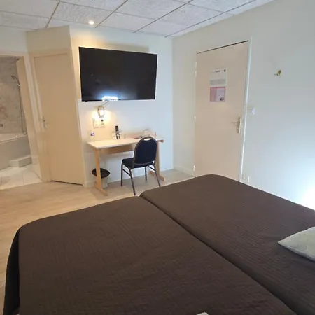 Отель Logis & Restaurant Arcombelle
