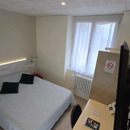 Logis & Restaurant Arcombelle فندق مونتيني لو روا