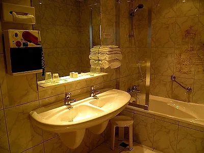Отель Logis & Restaurant Arcombelle