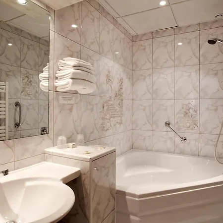 Logis & Restaurant Arcombelle Монтиньи-ле-Руа