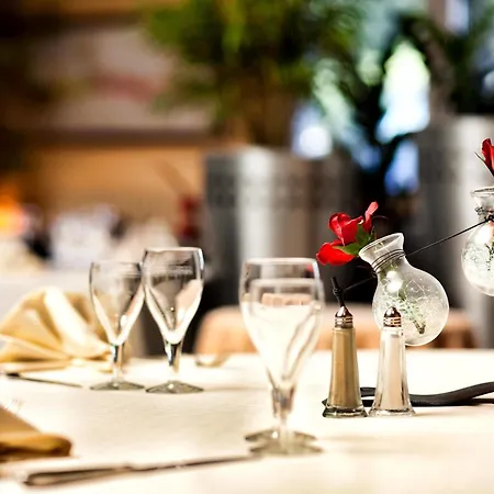 Logis & Restaurant Arcombelle فندق 2*