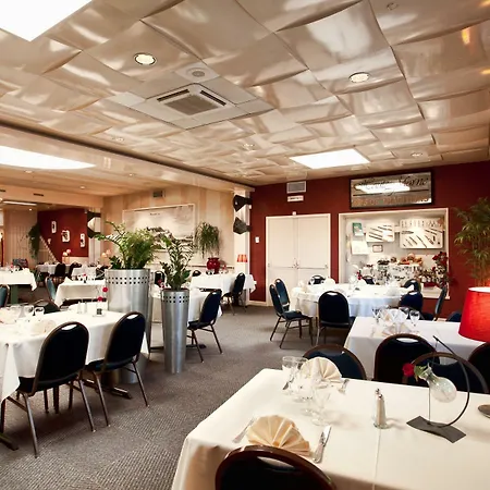 فندق Logis & Restaurant Arcombelle مونتيني لو روا