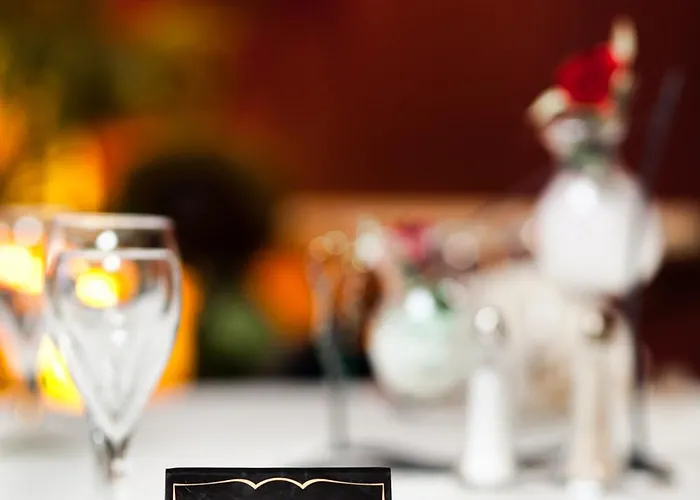 호텔 Logis & Restaurant Arcombelle 몽티그니레로아