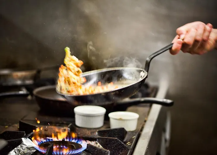 Logis & Restaurant Arcombelle 몽티그니레로아