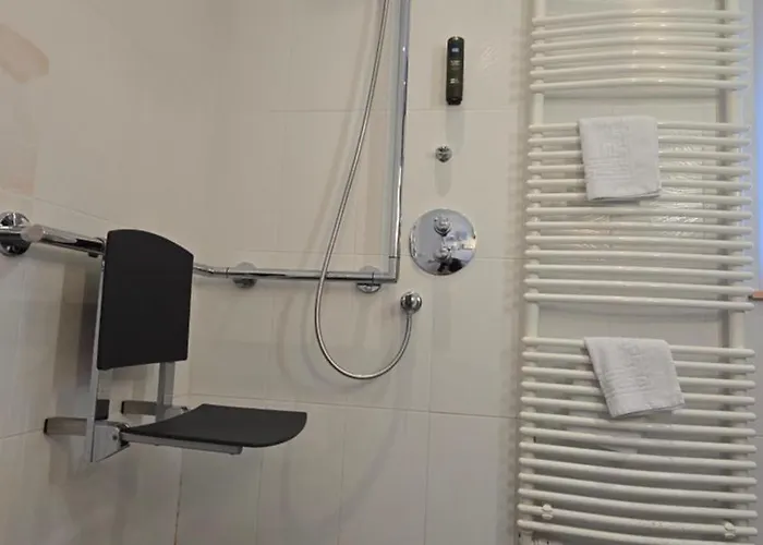 Logis & Restaurant Arcombelle 호텔 몽티그니레로아