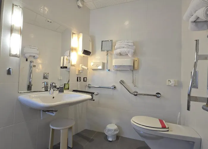 Logis & Restaurant Arcombelle 몽티그니레로아