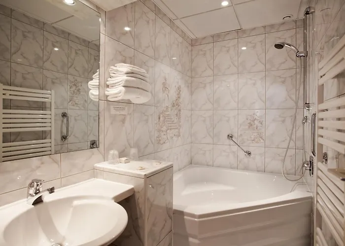 Logis & Restaurant Arcombelle 몽티그니레로아