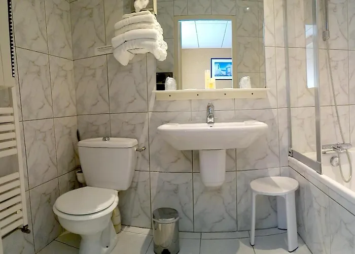 Logis & Restaurant Arcombelle 몽티그니레로아