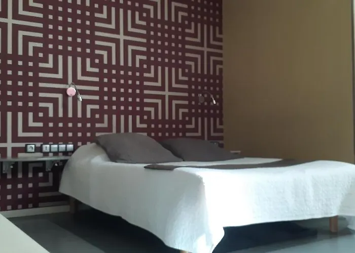 Logis & Restaurant Arcombelle 호텔 몽티그니레로아